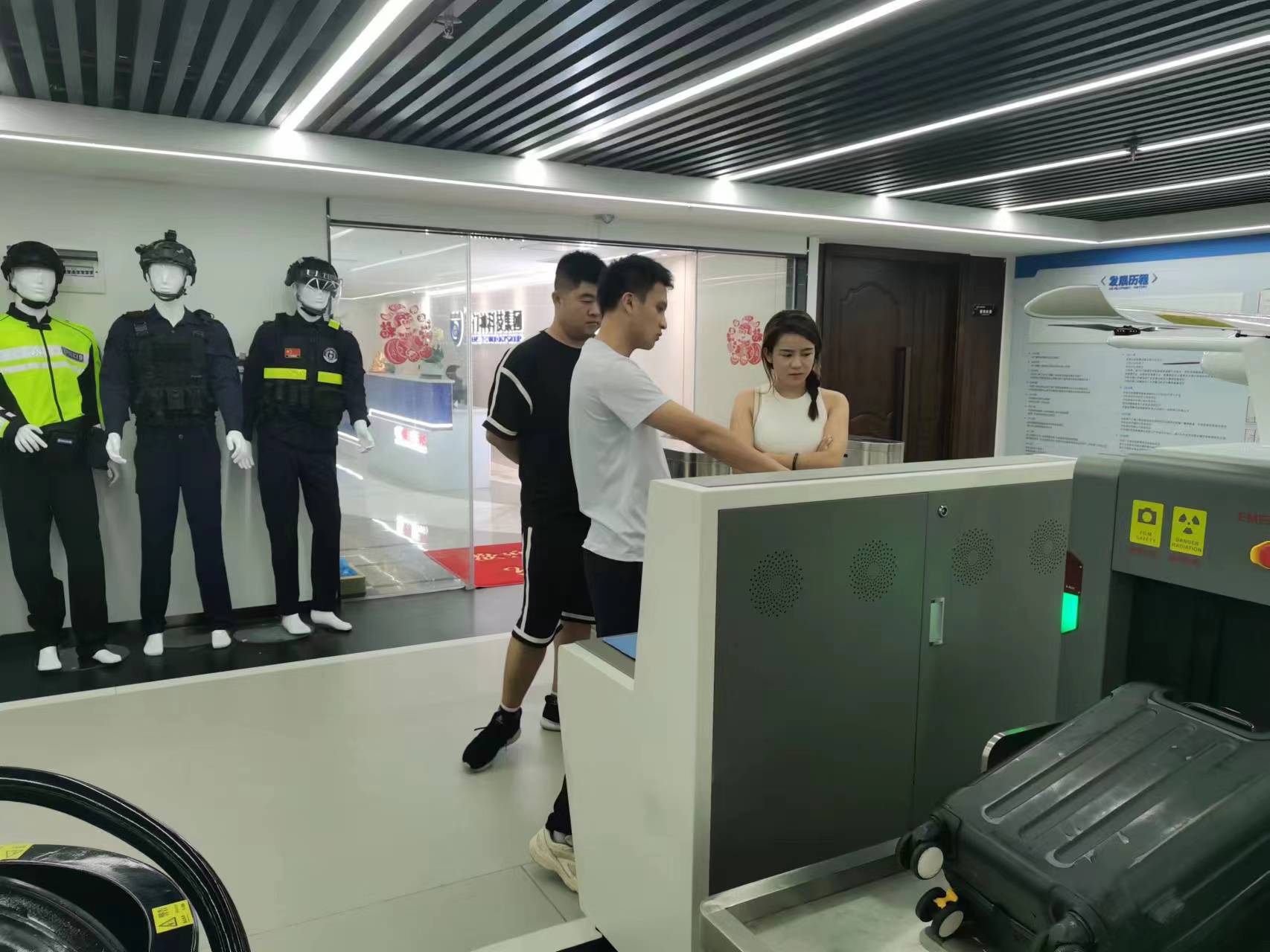 遼寧客戶來司參觀，守門神為其展示創新產品與卓越技術